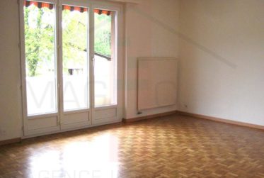 Immeuble de 8 appartements avec balcon, terrain à bâtir et magnifique vue à Courtemaîche