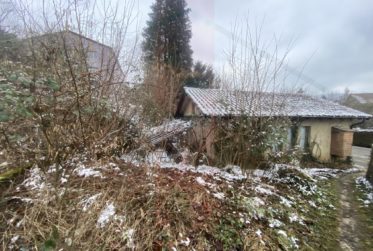 Terrain à bâtir avec bâtiment bien situé à Bassecourt