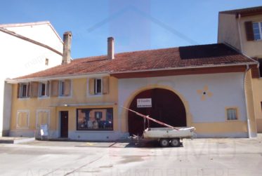 Grange à réhabilité au centre du village de Fontenais