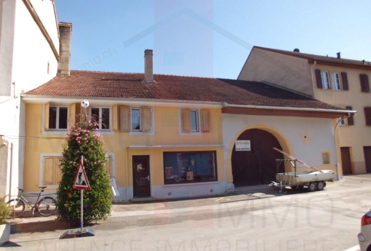 Bâtiment au centre du village de Fontenais