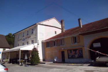 Bâtiment au centre du village de Fontenais